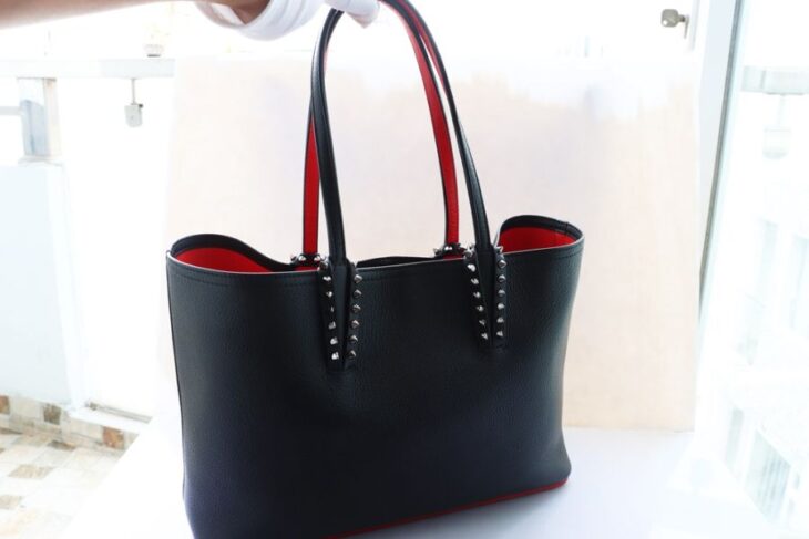 Túi xách nữ Louboutin Paris da đen 2 quai xách đính đinh tán + túi treo nhỏ lòng trong siz
