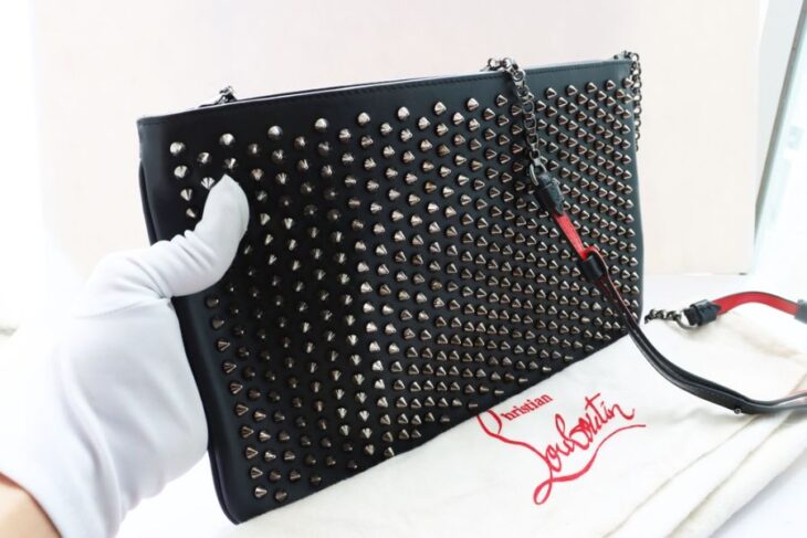Cluth cầm tay Nữ + dây đeo Louboutin da đen đính đinh tán Full ( Thương hiệụ Pháp )