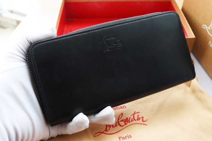 Bóp cầm tay Nữ Louboutin Da đen chữ đỏ đặc trưng ( Thương hiệu Pháp ) Like New Fullbox