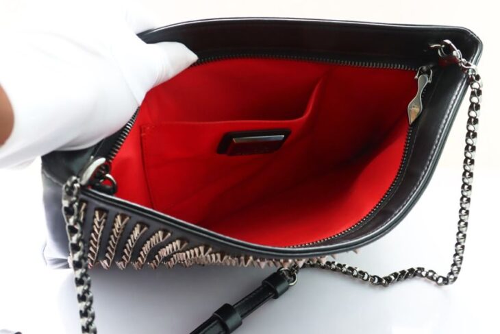 Cluth cầm tay Nữ + dây đeo Louboutin da đen đính đinh tán Full ( Thương hiệụ Pháp )