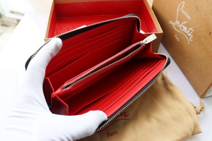 Bóp cầm tay Nữ Louboutin Da đen chữ đỏ đặc trưng ( Thương hiệu Pháp ) Like New Fullbox