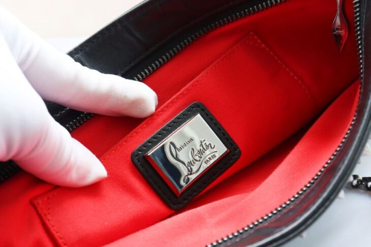 Cluth cầm tay Nữ + dây đeo Louboutin da đen đính đinh tán Full ( Thương hiệụ Pháp )