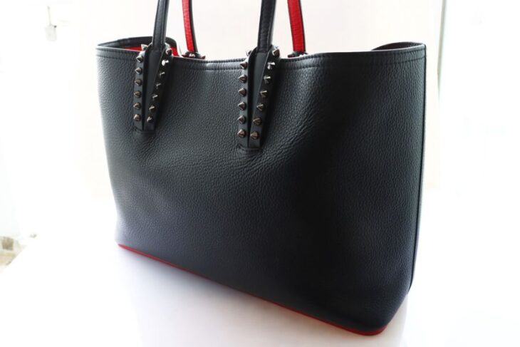 Túi xách nữ Louboutin Paris da đen 2 quai xách đính đinh tán + túi treo nhỏ lòng trong siz