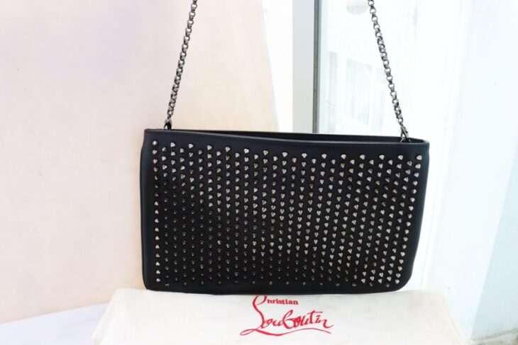Cluth cầm tay Nữ + dây đeo Louboutin da đen đính đinh tán Full ( Thương hiệụ Pháp )