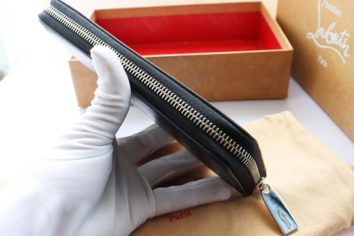 Bóp cầm tay Nữ Louboutin Da đen chữ đỏ đặc trưng ( Thương hiệu Pháp ) Like New Fullbox