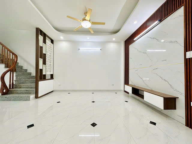 ???? NHÀ MỚI KÍNH KOONG – NGÕ RỘNG – GẦN Ô TÔ – 50M RA HỒ ĐẦM HỒNG 35mx5T giá 5,9tỷ (có thương lượng)