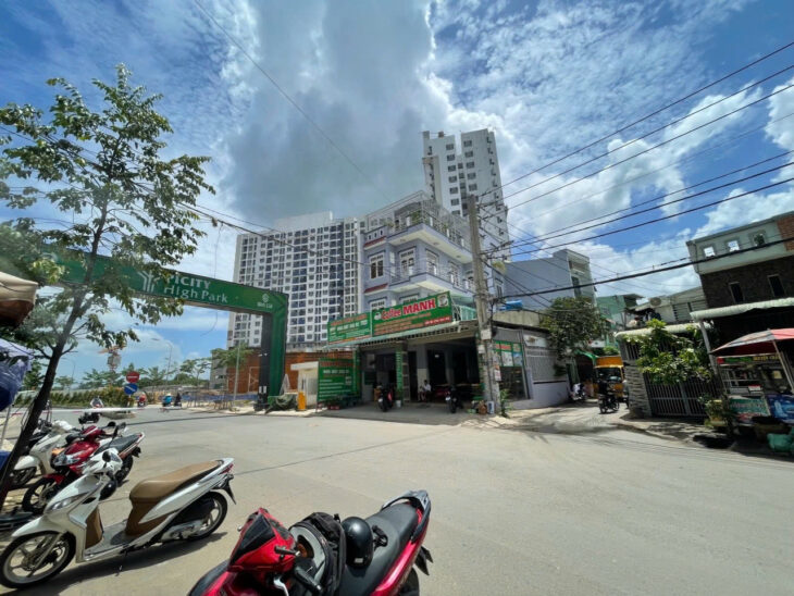 NHÀ 2 MT NGAY CỔNG KHU PICITY TX13 TIỆN KINH DOANH 6.2 tỷ