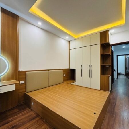 Bán nhà riêng tại Đội Cấn, 10.9 tỷ, 45 m2, 6PN, 5 tầng, mặt tiền đẹp, 10m ra phố