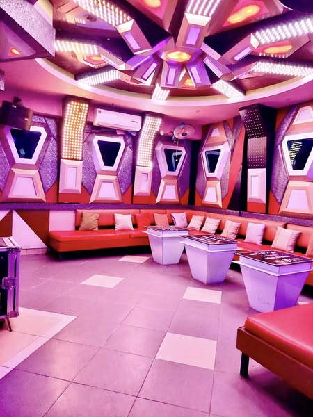 karaoke 5 tầng 18 phòng -Hòa Cường – Giá 27 tỷ.