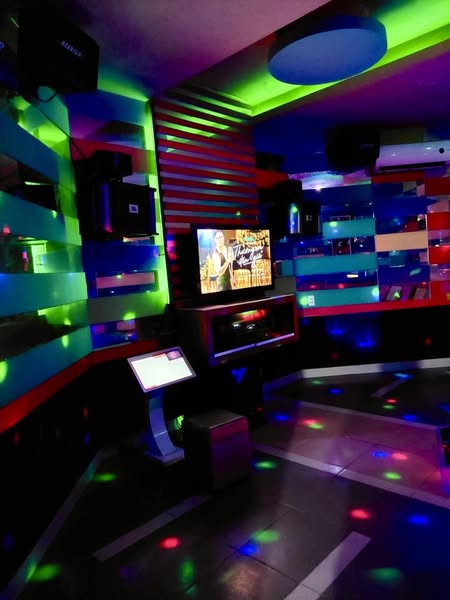 karaoke 5 tầng 18 phòng -Hòa Cường – Giá 27 tỷ.