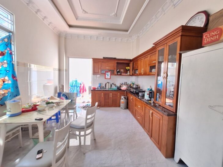 Bán nhà mặt phố Q.9, 100m², 3 tầng, 4PN, 8.6 tỷ, sổ hồng “`