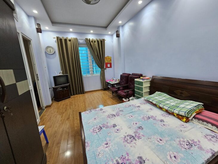 Bán nhà riêng, nguyên căn tại Kim Mã DT 72m2, mặt ngõ thẳng tắp ra ô tô, nhỉnh 13 tỷ, ~180tr/m2