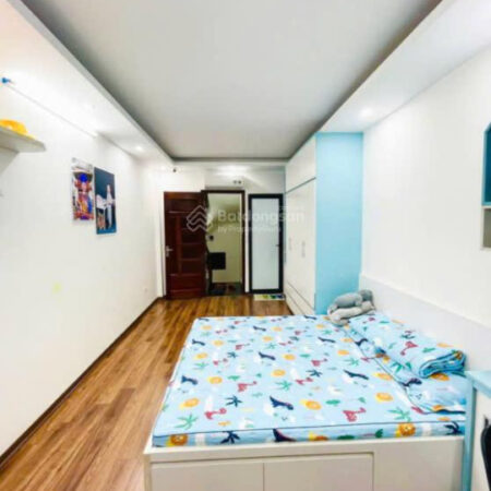 Nhà đẹp ở ngay, khu trung tâm, ngõ thông, vài bước ra phố, gần hồ thoáng mát 38m2x6T giá 8,25tỷ