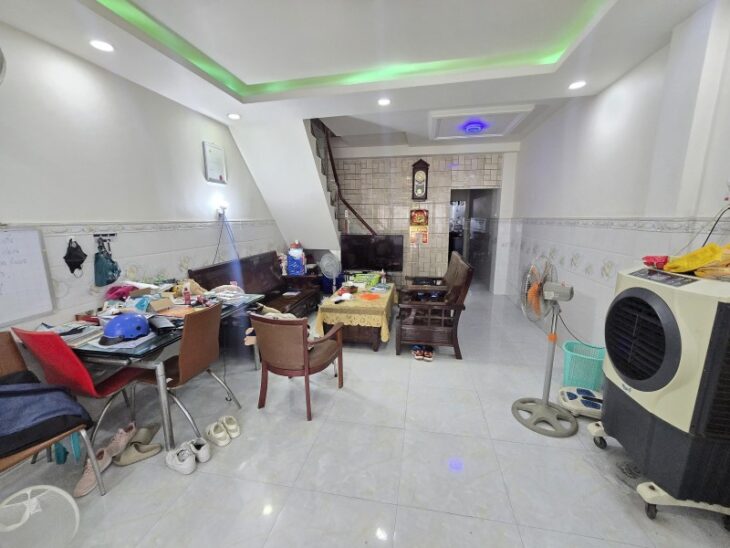 Bán nhà mặt phố Q.9, 82m², 4PN, 4WC, 6.4 tỷ, sổ hồng