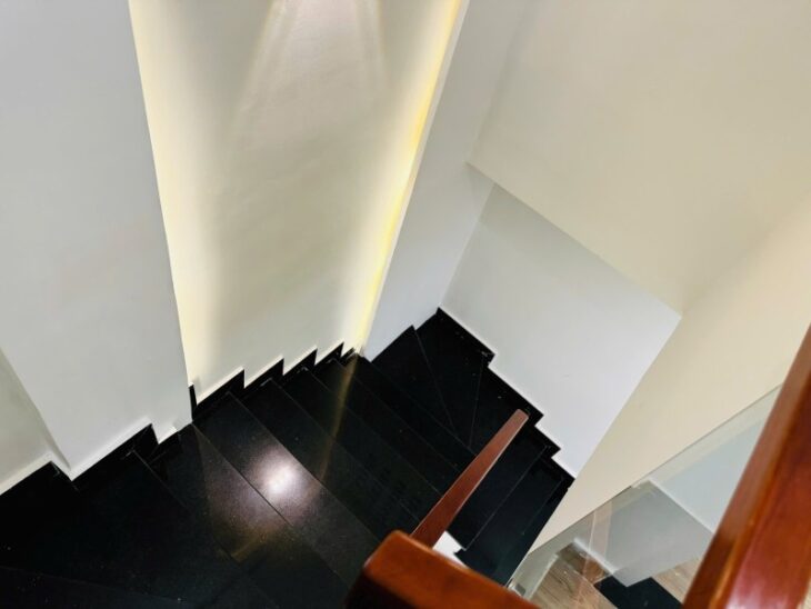 ♥ Nhà Kiệt Thẳng 50m ra Trần Quốc Toàn, 2 tầng xinh đẹp, tiện ích, ở ngay, 2.x tỷ