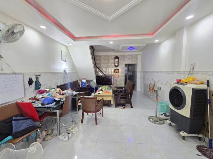 Bán nhà mặt phố Q.9, 82m², 4PN, 4WC, 6.4 tỷ, sổ hồng