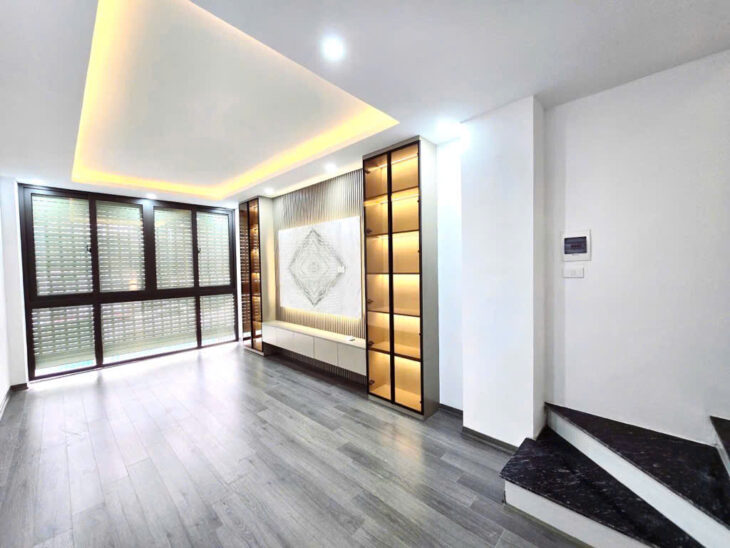Lạc Long Quân, 28/32m 6 tầng thang máy, ngõ phân lô, ô tô. Chỉ nhỉnh 8 tỷ.