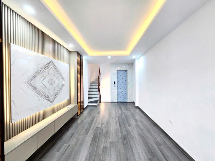 Lạc Long Quân, 28/32m 6 tầng thang máy, ngõ phân lô, ô tô. Chỉ nhỉnh 8 tỷ.