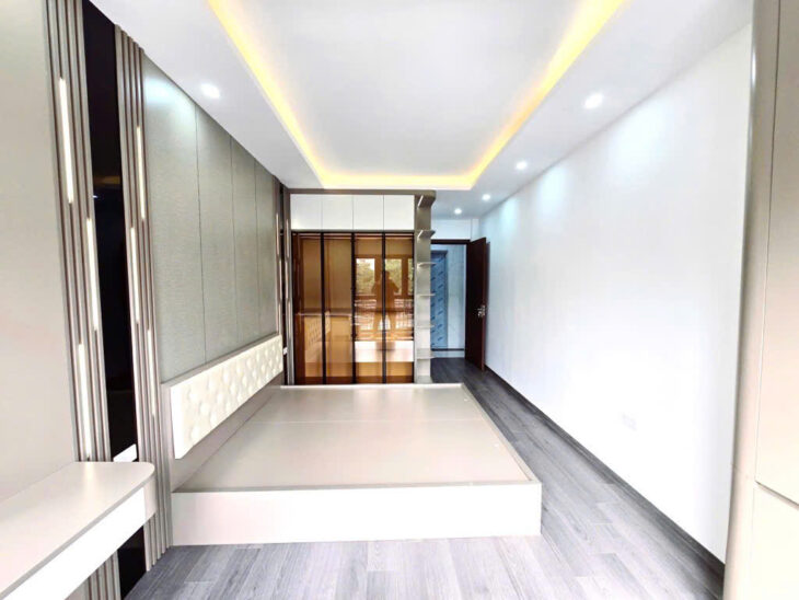 Lạc Long Quân, 28/32m 6 tầng thang máy, ngõ phân lô, ô tô. Chỉ nhỉnh 8 tỷ.