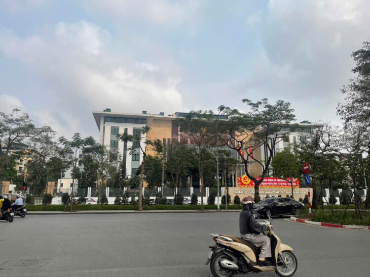 Bán nhà cũ mặt phố Hoàng Cầu, Diện tích 100m mặt tiền 6,5m – Oto dừng đỗ, ra vào thoải mái