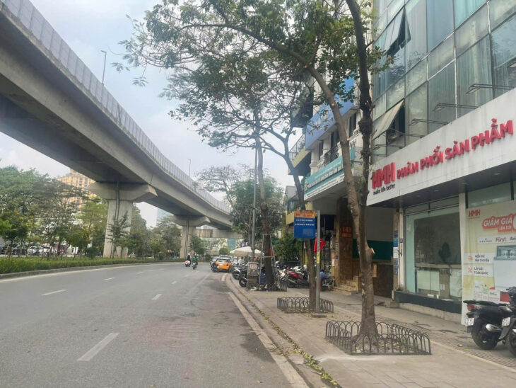 Bán nhà cũ mặt phố Hoàng Cầu, Diện tích 100m mặt tiền 6,5m – Oto dừng đỗ, ra vào thoải mái