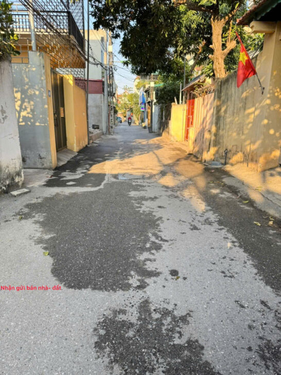 Đất đẹp Chi Đông, Mê Linh, HN. Đường thông, oto đỗ cửa. Vị trí đẹp, ngay trung tâm thị trấn.