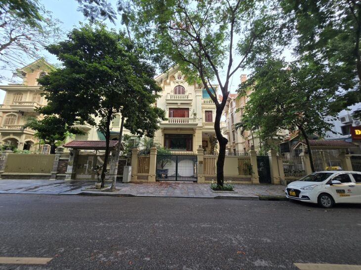 Độc nhất biệt thự bán đảo Linh Đàm có hồ điều hòa, DT 254m2, 10 phòng ngủ, giá chỉ 5x tỷ