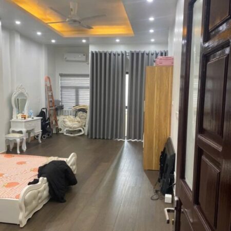 cần bán gấp nhà đẹp thịnh quang 46m2 , 5 tầng , 4 ngủ , 8,5 tỷ