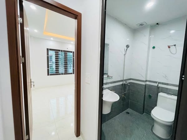 Chỉ 5 tỷ sở hữu ngay nhà mới đẹp 39m x 5T, gần đường vành đai 3.5 – Hoài Đức, ô tô đỗ cửa, 3 thoáng