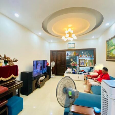 Bán nhà Đại Từ 70m2.MTx5m, dân xây, ô tô đỗ cửa, gần hồ