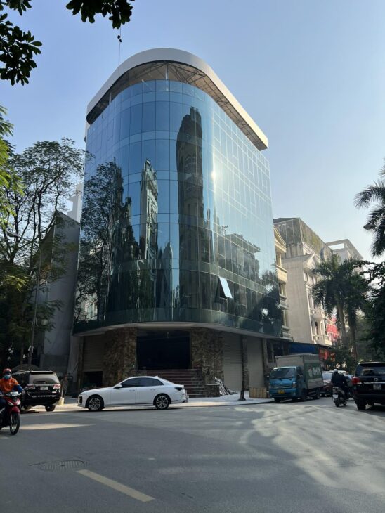 BUILDING PHỐ TRẦN THÁI TÔNG, CẦU GIẤY, DIỆN TÍCH 122M2, 8 TẦNG NỔI + TUM, CÓ HẦM. CHO THUÊ 250