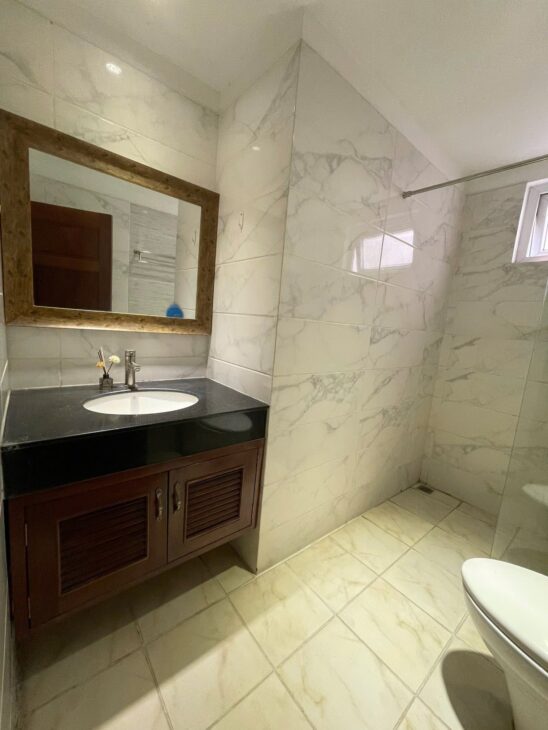 Bán Nhà Lạc Long Quân 52m x 5 tầng Mt 4.1m Mặt Ngõ Ô Tô Kinh Doanh Giá 19.9 Tỷ.