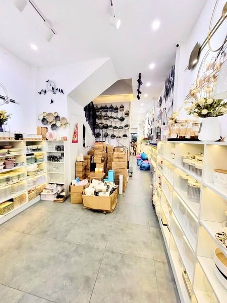 Tòa nhà 4 tầng kinh doanh đỉnh -Mặt phố Lý Thường kiệt -Giá chỉ 12,99 tỷ .