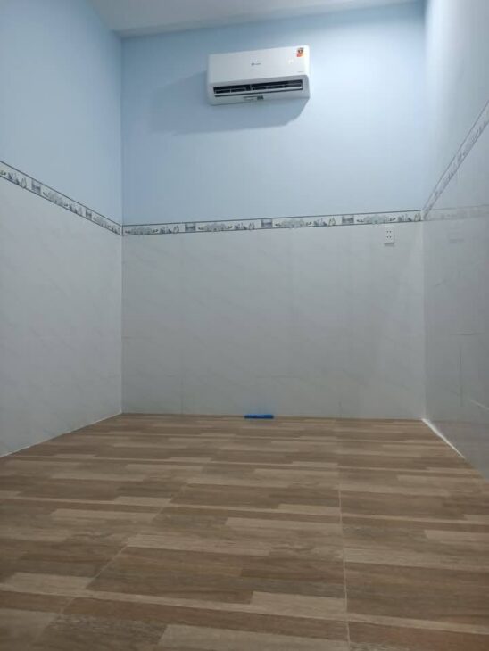 Nhà mới tinh 75m2, sẵn máy lạnh, phòng ngủ rộng gần mặt tiền, Uỷ Ban, Trường Học