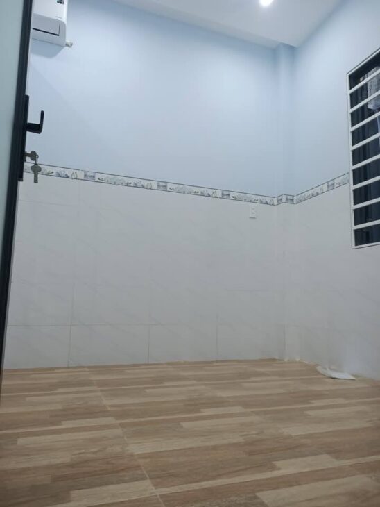 Nhà mới tinh 75m2, sẵn máy lạnh, phòng ngủ rộng gần mặt tiền, Uỷ Ban, Trường Học