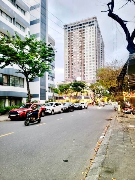 Tòa nhà 4 tầng kinh doanh đỉnh -Mặt phố Lý Thường kiệt -Giá chỉ 12,99 tỷ .