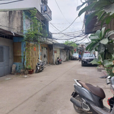 Cho thuê : cho thuê nhà nguyên căn ngõ 214 nguyễn xiển Dt 40 m2x 2tầng 2 ngủ 2 vs,giá thuê 9