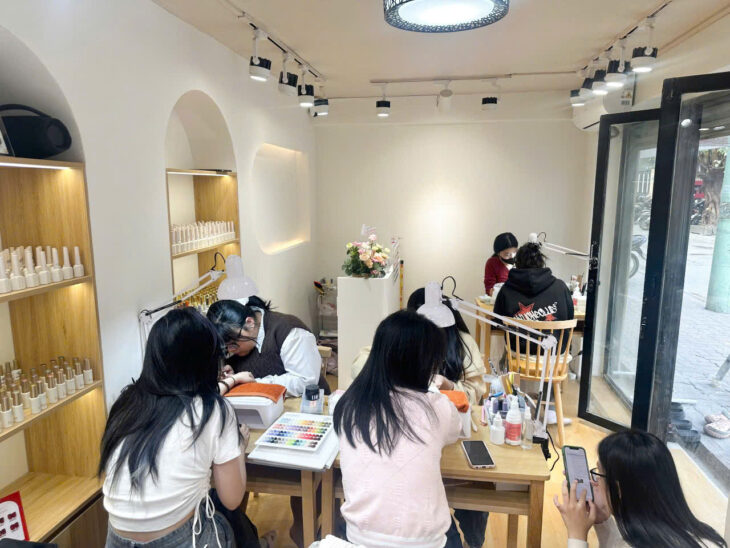 Cho thuê : sang nhượng Quán nail fuil đồ ,gần số 104 Đặng văn ngữ Dt 25 m2, tầng 1