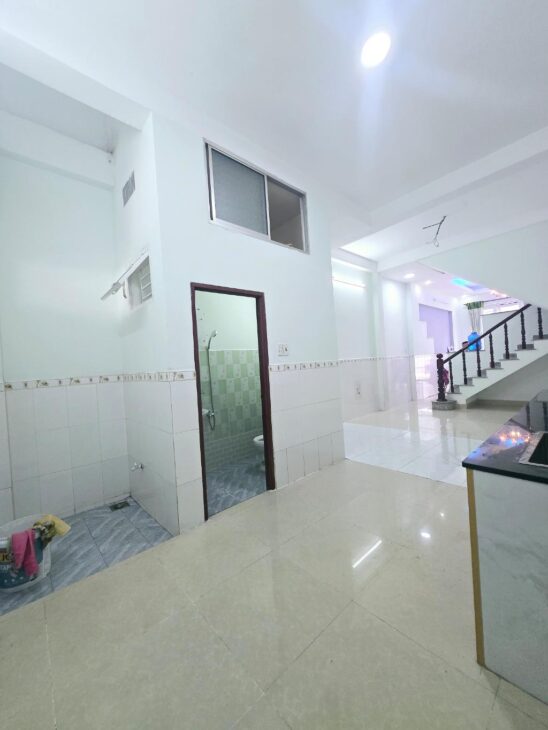 Bán nhà mặt phố Q.9, 60m2, 4 tầng, 4PN, 5WC, 4.5 tỷ, sổ đỏ