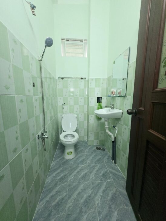 Bán nhà mặt phố Q.9, 60m2, 4 tầng, 4PN, 5WC, 4.5 tỷ, sổ đỏ