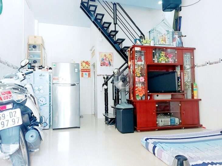 NHÀ ĐẸP TÂN PHÚ 32M2, 2 TẦNG ĐÚC, NGANG ĐẸP 4M, HẺM 4M , TRƯỚC NHÀ CÓ SÂN , SHR, CHỈ NHỈNH 3 TỶ