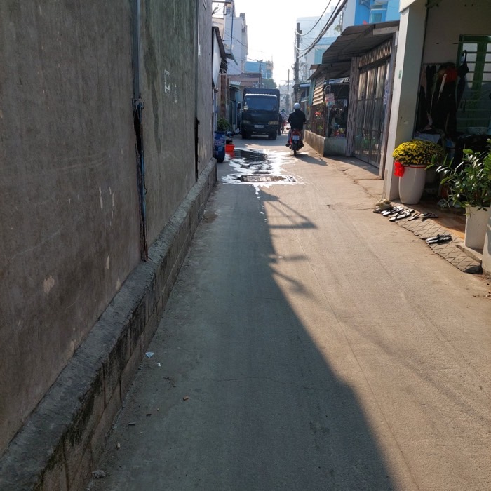 BÁN ĐẤT TẶNG NHÀ CẤP 4 VÀ 3 PHÒNG TRỌ, ĐƯỜNG Ô TÔ 7M, KHU PHÂN LÔ. GIÁ 4.5 TỶ. TL.