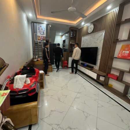 NHÀ ĐẸP Ở NGAY KIM GIANG – NGÕ THẲNG TẮP – 30m2 x 5 Tầng – 7.6 TỶ