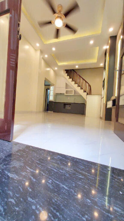 Chủ cần tiền giảm giá 2 tỷ.Đống Đa 35 m, 3 tầng, mặt tiền 4 m, ngõ 3,5 m, nhà mới đẹp, sổ đỏ cc giá