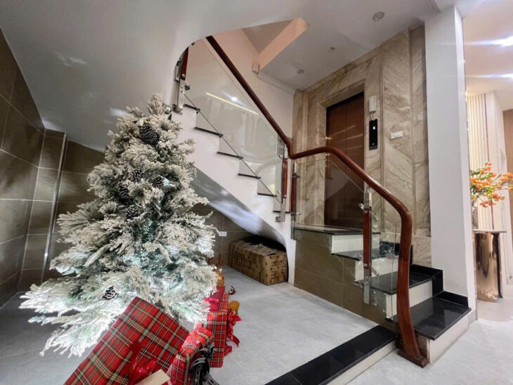 LUXURY HOUSE Tại 135 Đội Cấn (ngay sát Hồ Đầm Tròn)