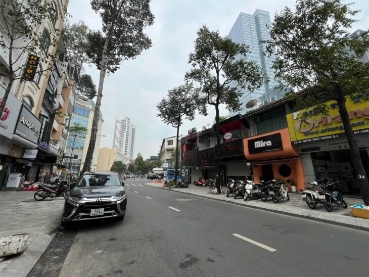 Bán Nhà Mặt Tiền Huỳnh Thúc Kháng, Quận 1, DT: 4,5x18m giá 90 tỷ