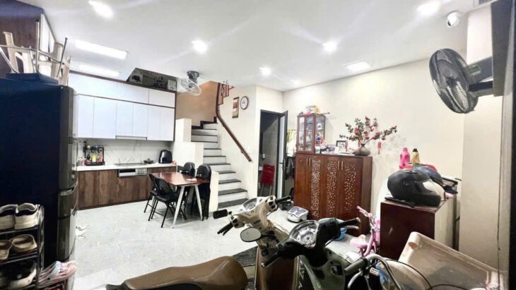 NHÀ DÂN XÂY MỚI 2 NĂM,XEM TRONG LÀ MÊ CHỐT LUÔN. NHÀ THIẾT KẾ RẤT ĐẸP – GẦN MẶT NGÕ VĂN HƯƠNG!