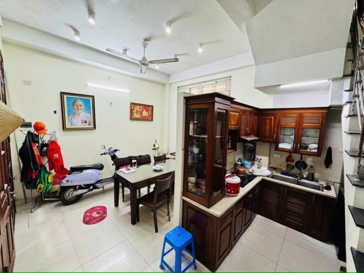 BÁN NHÀ NGÕ THỊNH QUANG.QUẬN ĐỐNG ĐA,NGÕ THẲNG -THÔNG BA GÁC- GẦN Ô TÔ