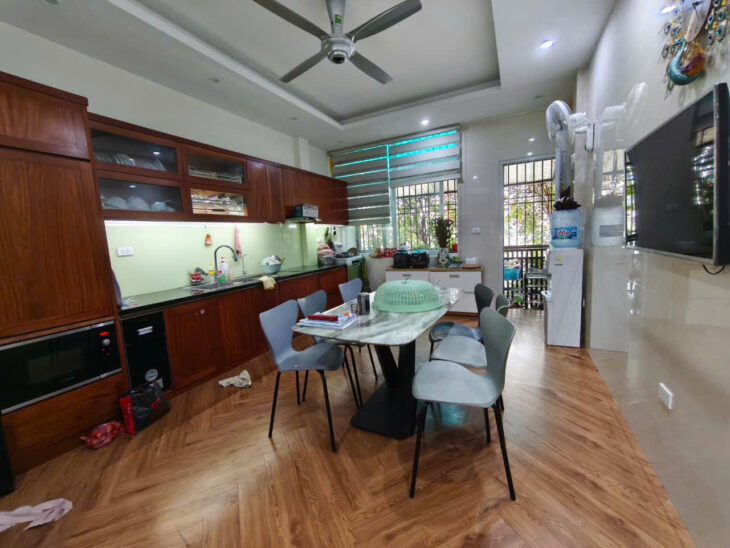 MỘT MẶT PHỐ- MẶT SAU NHÀ Ô TÔ VÀO NHÀ+ MẶT HỒ ĐIỀU HOÀ- CÓ Ô CHỜ THANG MÁY- KHÔNG GIAN SỐNG LÝ