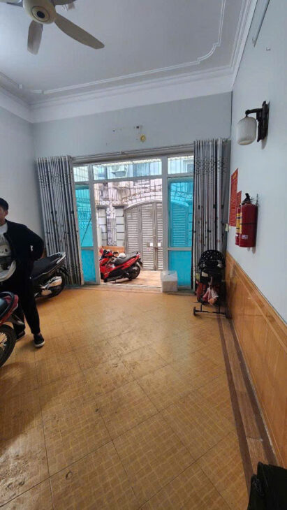 Cần bán gấp nhà Khương Đình 65m² x 5 tầng, hai mặt thoáng, 6 phòng ngủ rộng, Giá chỉ 9,8 tỷ Cần bán gấp nhà Khương Đình 65m² x 5 tầng, hai mặt thoáng, 6 phòng ngủ rộng, Giá chỉ 9,8 tỷ